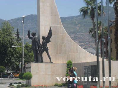 Памятник Ататюрку - первому президенту Турции